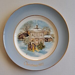 Vintage Avon 1977 8-3/4" "Carollers In The Snow" Gold Trim Wedgwood England